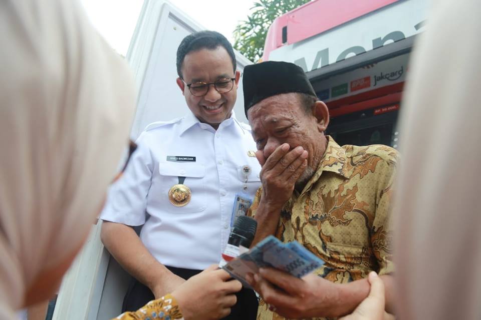 Gubernur Anies Salurkan Bantuan Rp291 Miliar untuk Lansia